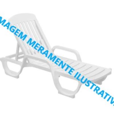01 Espreguiçadeira para área de piscina.