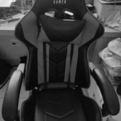 01 Cadeira gamer, cor vermelha e preta, Greatek.