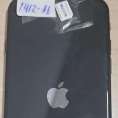 Celular Apple/iPhone, capa traseira cor preta.