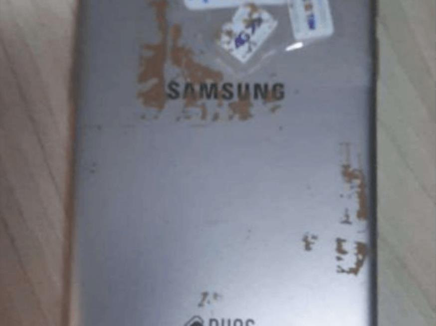 Foto ilustrativa 1 - Celular Samsung/Duos capa traseira cor branca.