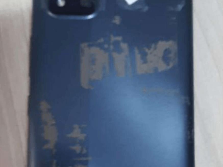 Foto ilustrativa 2 - Celular Realme, capa traseira cor preta.