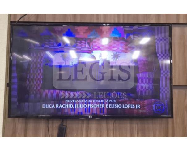 Foto de TV LG, cor preta, 49 polegadas.
