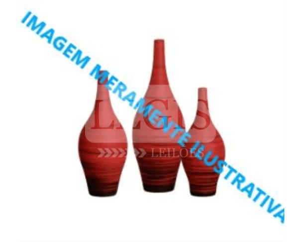 Foto de 03 vasos decorativos.