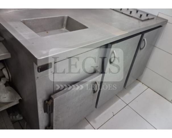 Foto de Balcão de encosto, com pia, 3 portas.