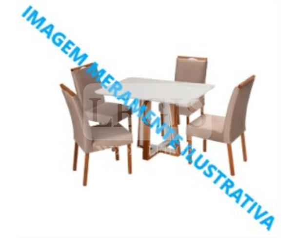 Foto de Mesa em madeira, 04 cadeiras estofadas em bege. 